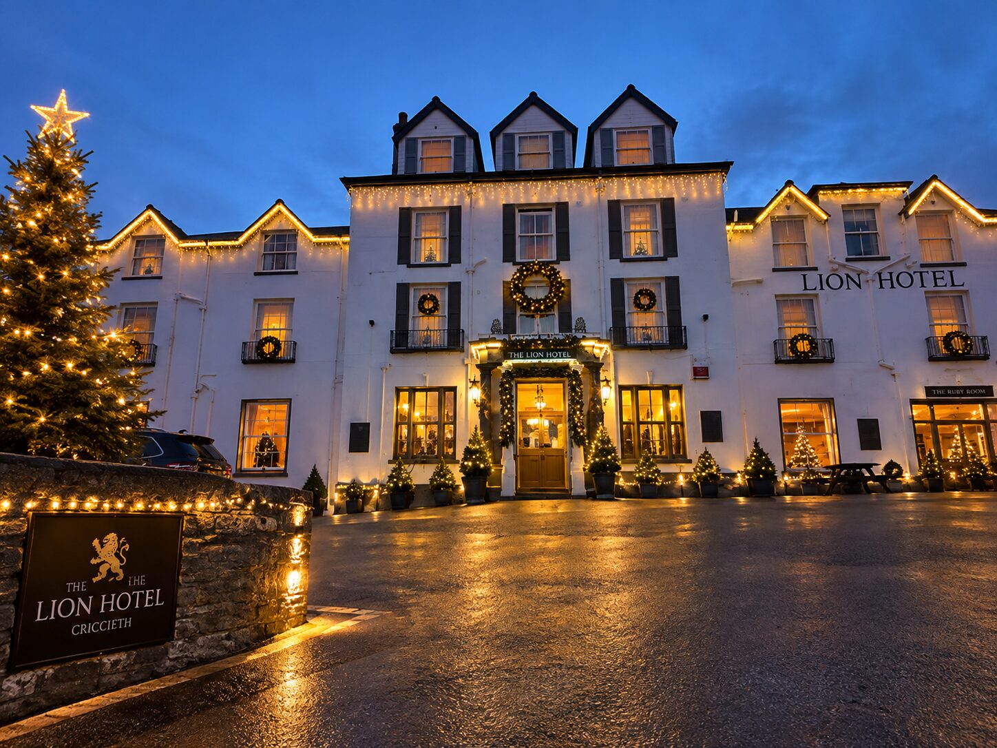 The Lion Hotel lit up for Christmas
